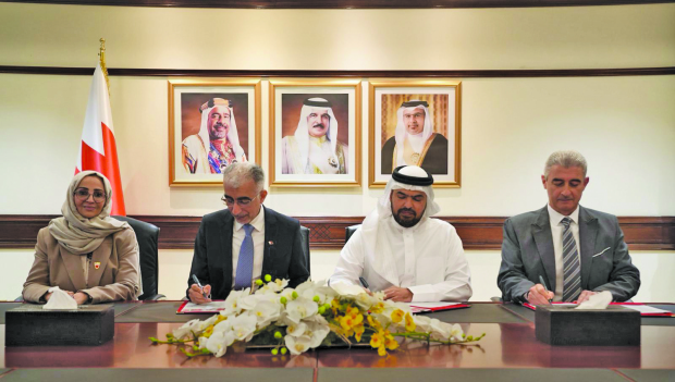 Works Minister Ibrahim Al Hawaj and Ahmed Omar Trading and Contracting Company signed an agreement to construct the Hussain Ali Yateem Healthcare Centre in Salman Town. Health Minister Dr Jalila Al Sayyed was present. Mr Al Hawaj thanked the Hussain Ali Yateem family for their contribution to the project.